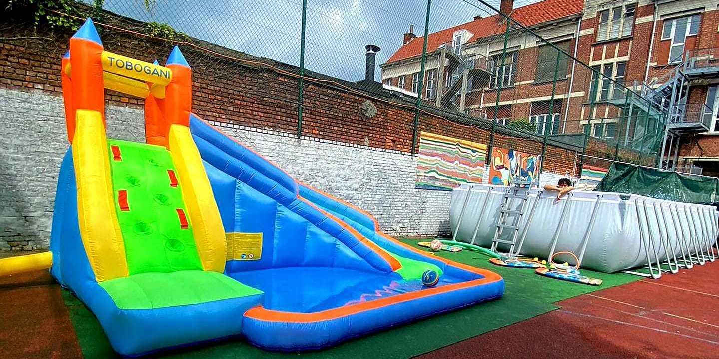 Glijbaan en zwembad op de koer van Kras Sport Glijbaan en zwembad op de koer van Kras Sport